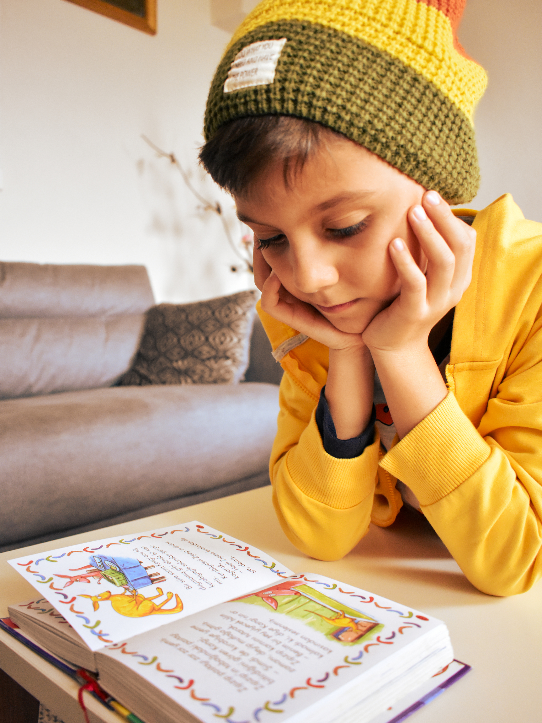 Niño leyendo cuento